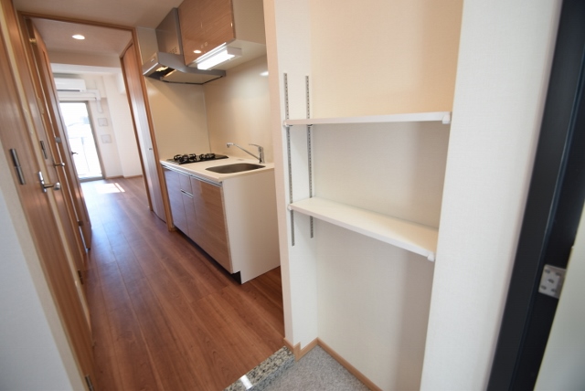 その他　下駄箱向かいに棚があり、便利です