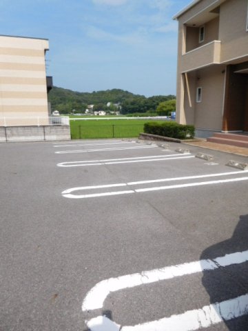 駐車場　車をお持ちの方に嬉しい駐車場付きの物件です