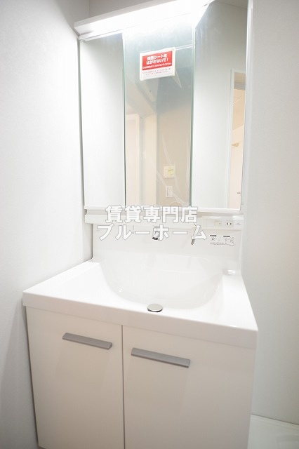 洗面設備　収納付き三面鏡独立洗面台！