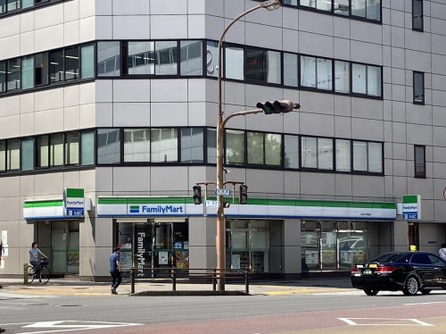 コンビニ　ファミリーマート 丸の内大津通店（コンビニ）まで211m