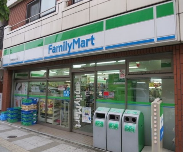 コンビニ　ファミリーマート三田桜田通り店（コンビニ）まで376m