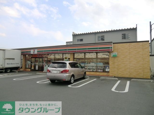 コンビニ　セブンイレブン（コンビニ）まで872m