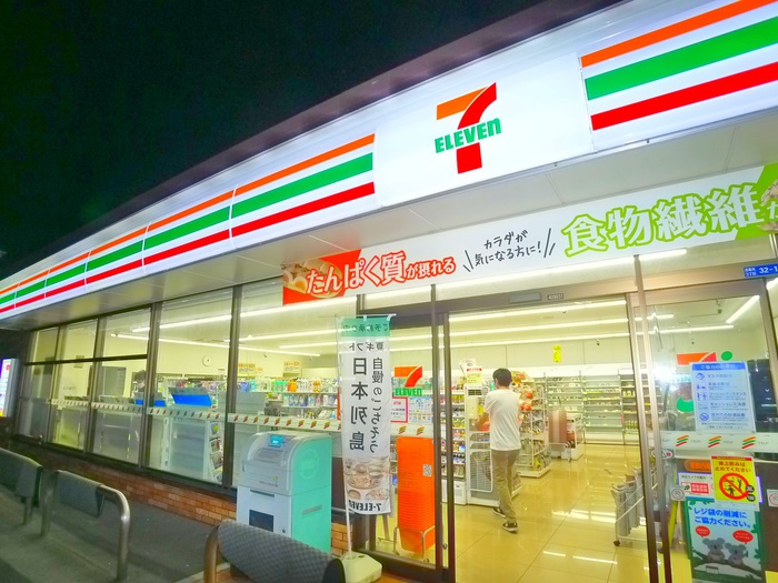 コンビニ　セブンイレブン（コンビニ）まで330m