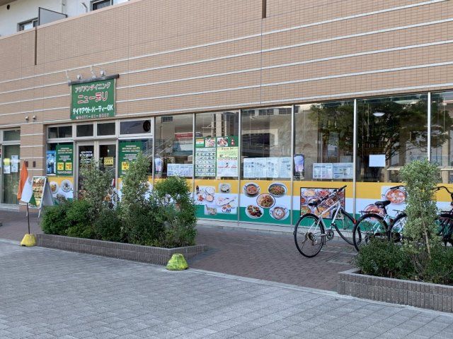 飲食店　ＡＳＩＡＮ・ＤＩＮＩＮＧ・ＮＥＷ・ＤＥＬＨＩ（飲食店）まで600m