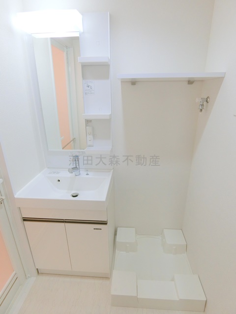洗面設備　洗面脱衣所　独立洗面台　棚付きの洗濯機置き場