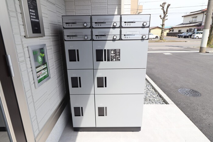 エントランス　宅配ボックス付きで不在時も安心。
