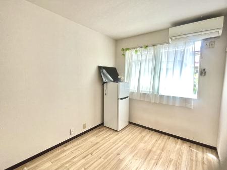 居室・リビング　テレビ・冷蔵庫・カーテンは残置物となります。