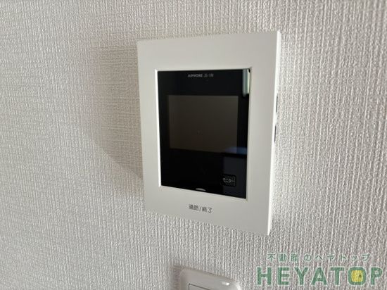 セキュリティ　不意の訪問もモニター付きドアホンで安心確認（（施工会社イメー