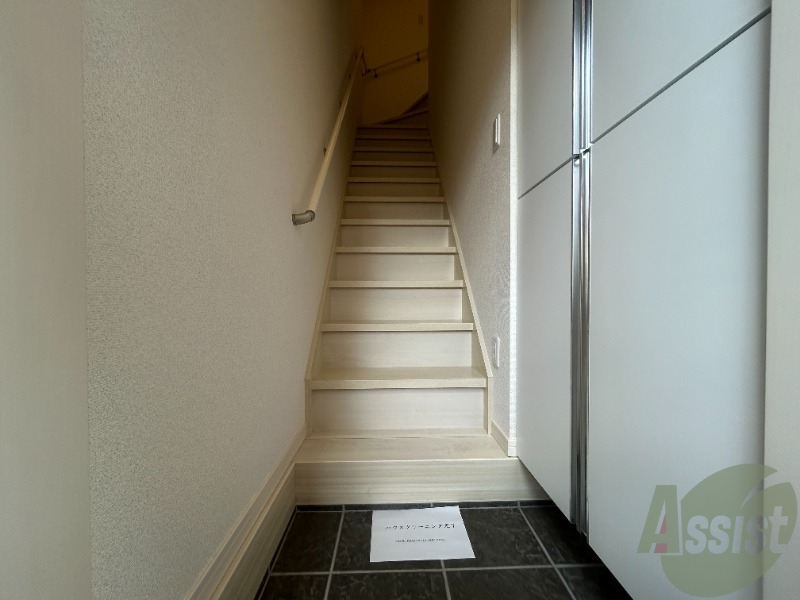玄関　玄関からの様子です。すぐ部屋が見えないのは安心ですね。