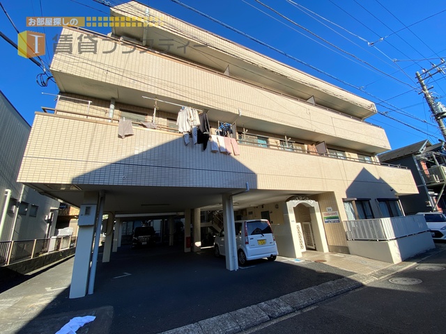 建物外観　住宅街にあるおしゃれなマンション。