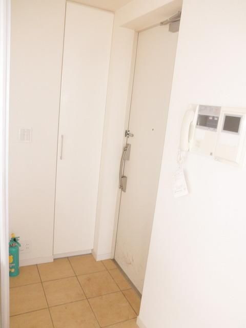 玄関　写真は同タイプ住居です。