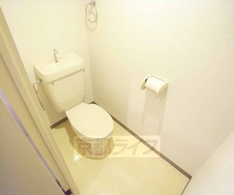 トイレ　広々としたトイレです。