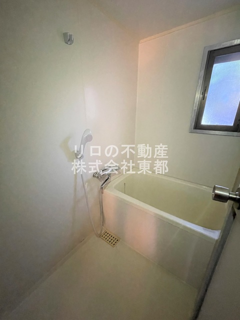 バス・シャワールーム　浴室には窓があり明るい空間！湿気対策に換気窓は大切ですね☆