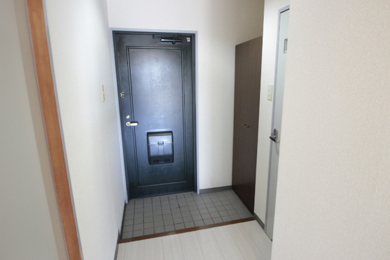 玄関　※別号室の写真です