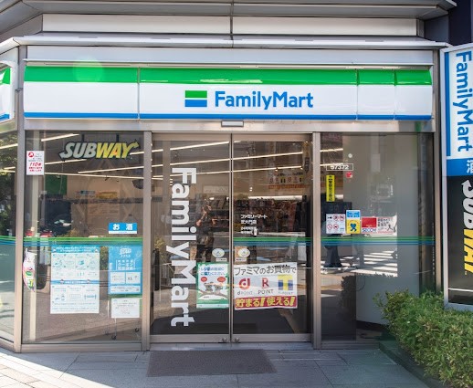 コンビニ　ファミリーマート大門駅前店（コンビニ）まで185m