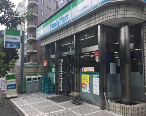 コンビニ　ファミリーマート乃木坂駅前店（コンビニ）まで214m