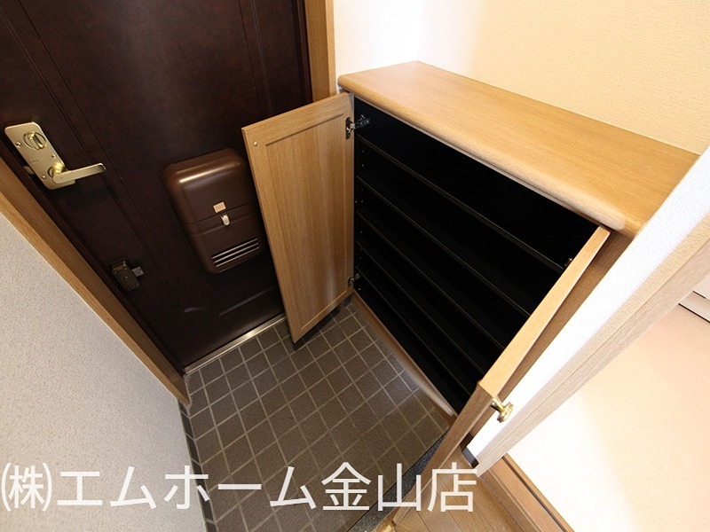 玄関　玄関　シューズボックス付
