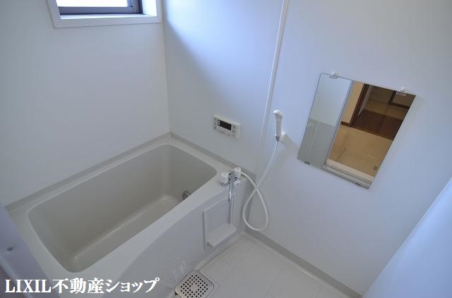 バス・シャワールーム　追い焚き機能付・小窓がある浴室です。