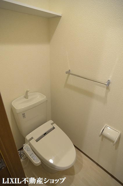 トイレ　上部に収納棚があるトイレです。