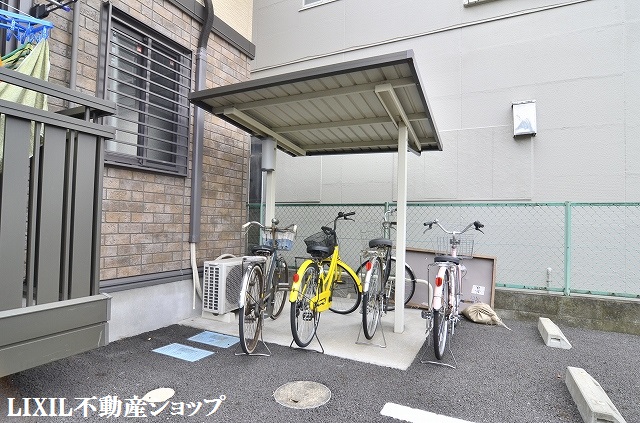 その他共有部分　敷地内に屋根付きの駐輪場があります。