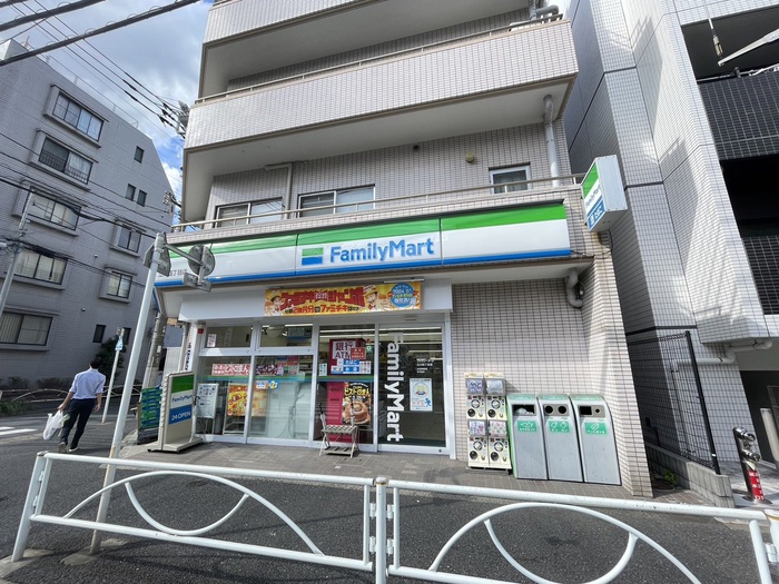コンビニ　ファミリーマート（コンビニ）まで57m