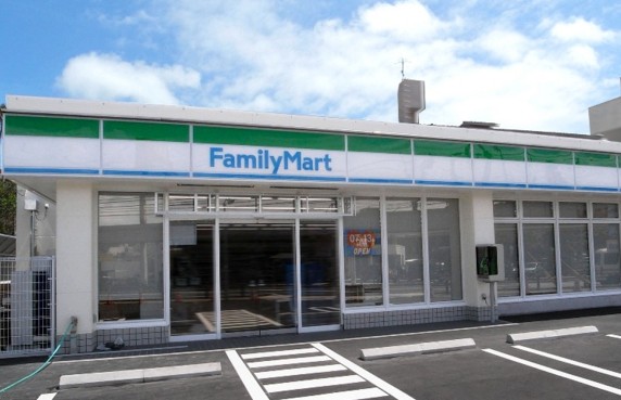 コンビニ　ファミリーマート 銀座みゆき通り店（コンビニ）まで1083m
