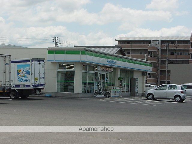 コンビニ　ファミリーマート（コンビニ）まで597m