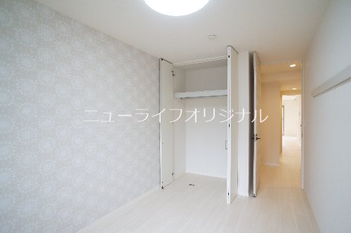 その他　アクセントクロスがオシャレな洋室