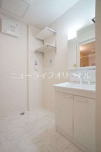 洗面設備　シャワー付き洗面台で忙しい朝でも楽に身支度が出来ます☆