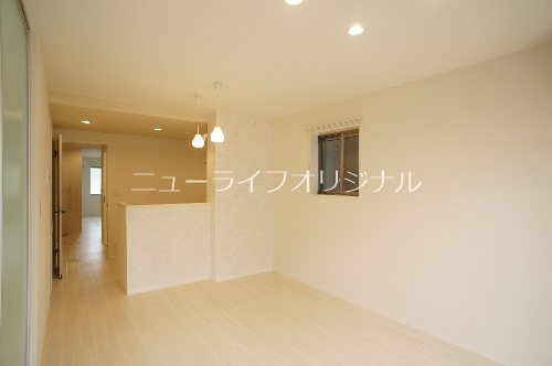 居室・リビング　家族が集まる寛ぎのリビングはお洒落なデザインクロス！