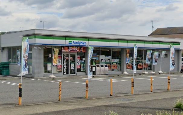 コンビニ　ファミリーマート海老名運動公園前店（コンビニ）まで823m