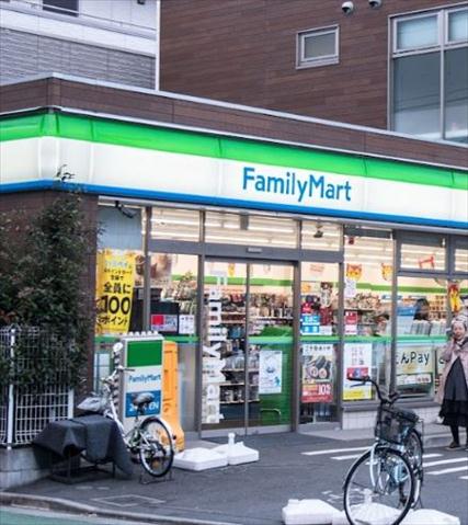 コンビニ　ファミリーマート小浦世田谷梅丘店（コンビニ）まで422m