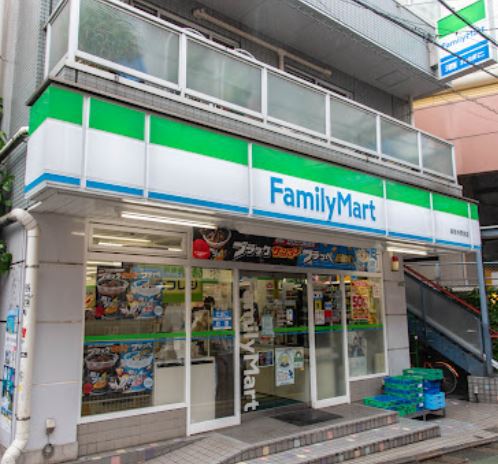 コンビニ　ファミリーマート豪徳寺駅前店（コンビニ）まで773m