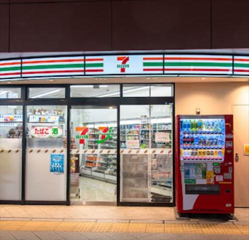 コンビニ　セブンイレブン（コンビニ）まで739m