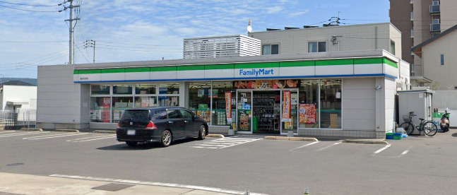 コンビニ　ファミリーマート 高松伏石町店（コンビニ）まで295m