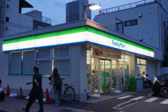 コンビニ　ファミリーマート 新丸子駅東店（コンビニ）まで194m