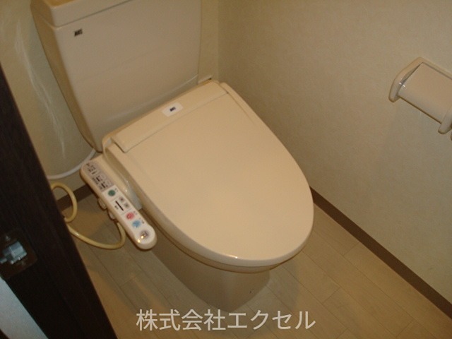 トイレ　ウォシュレット機能付きのトイレです。