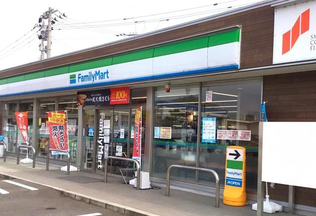 コンビニ　ファミリーマート（コンビニ）まで950m