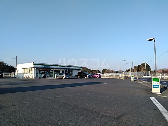 コンビニ　ファミリーマート大和上草柳店（コンビニ）まで555m