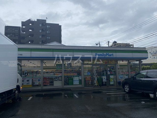 コンビニ　ファミリーマート 日野旭が丘三丁目店（コンビニ）まで581m
