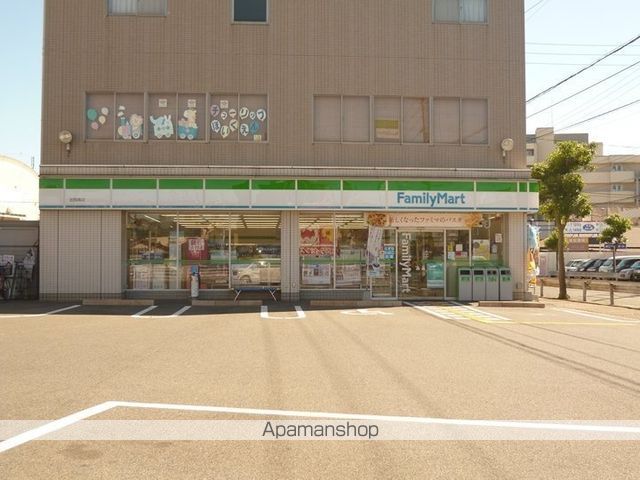 コンビニ　ファミリーマート小浦忠岡南店（コンビニ）まで720m