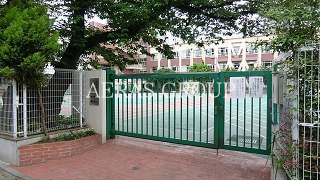 小学校　新宿区立市谷小学校（小学校）まで575m