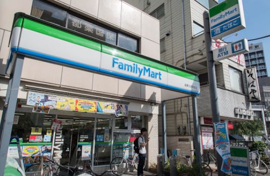 コンビニ　ファミリーマート台東入谷駅前店（コンビニ）まで94m