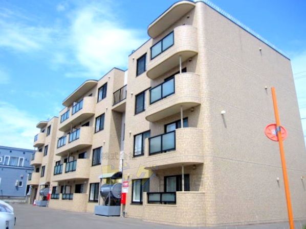 建物外観　夏も快適なエアコン付きの２ＬＤＫマンションです♪
