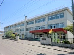 小学校　札幌市立本郷小学校（小学校）まで587m