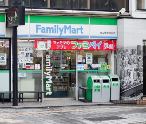 コンビニ　ファミリーマート 府立体育館前店（コンビニ）まで123m