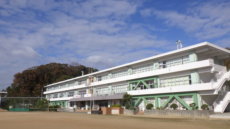 中学校　赤穂市立赤穂西中学校（中学校）まで581m
