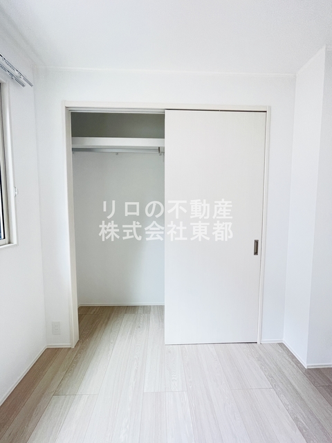 収納　間口・奥行もあるパイプハンガー付収納です♪