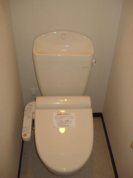 ＪＲ山陽本線 宝殿駅 徒歩8分 2階建 築17年のトイレ写真