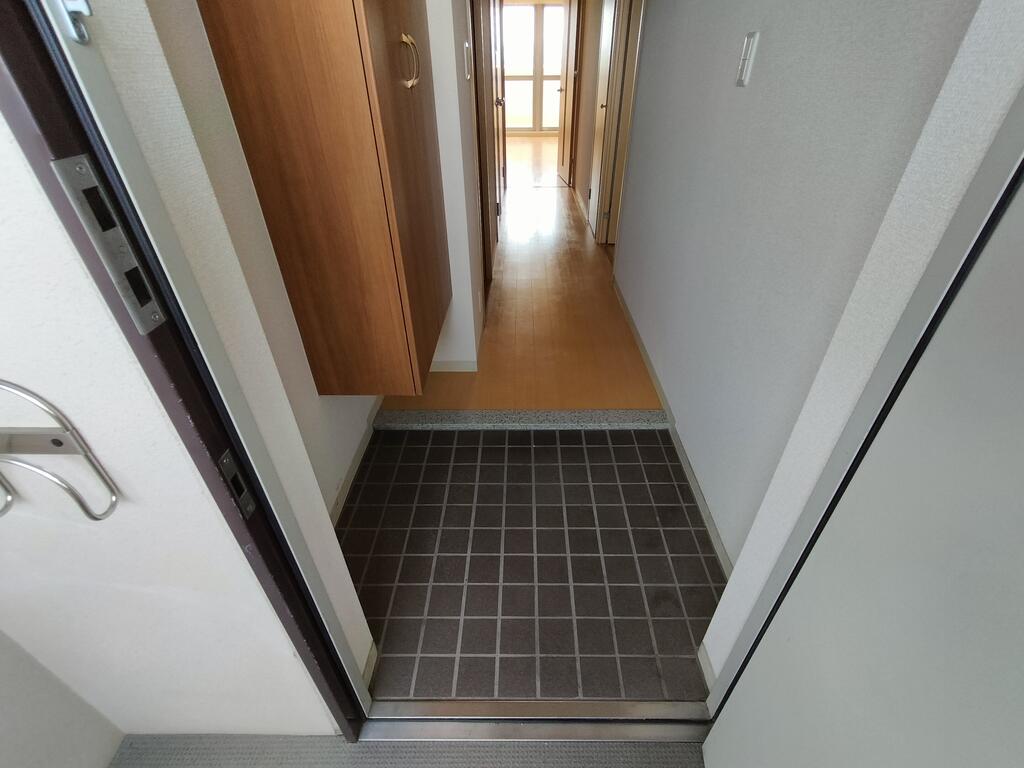 玄関　※同建物の別のお部屋の写真です。